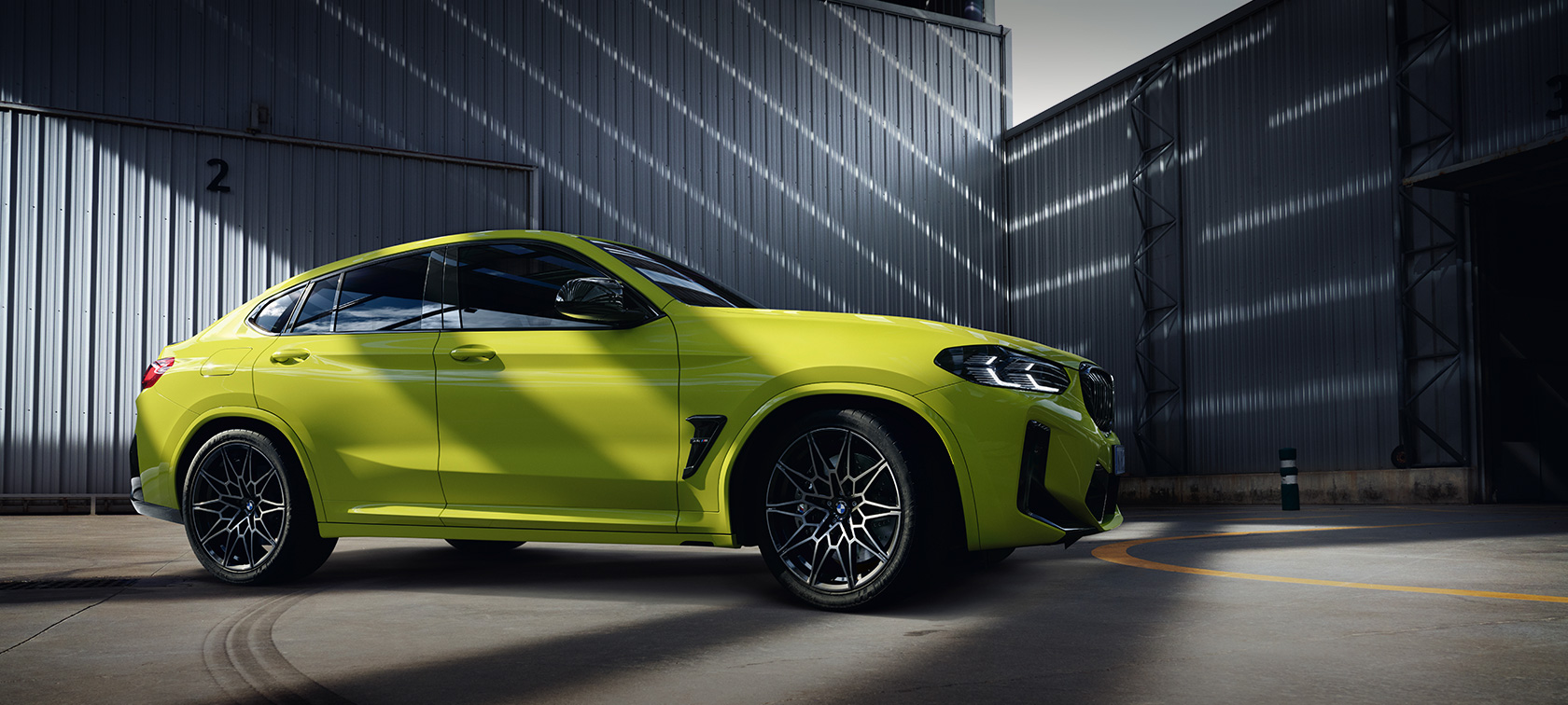 BMW X4 M Competition F98 LCI Facelift 2021 Sao Paulo Gelb vue de profil dans le bâtiment