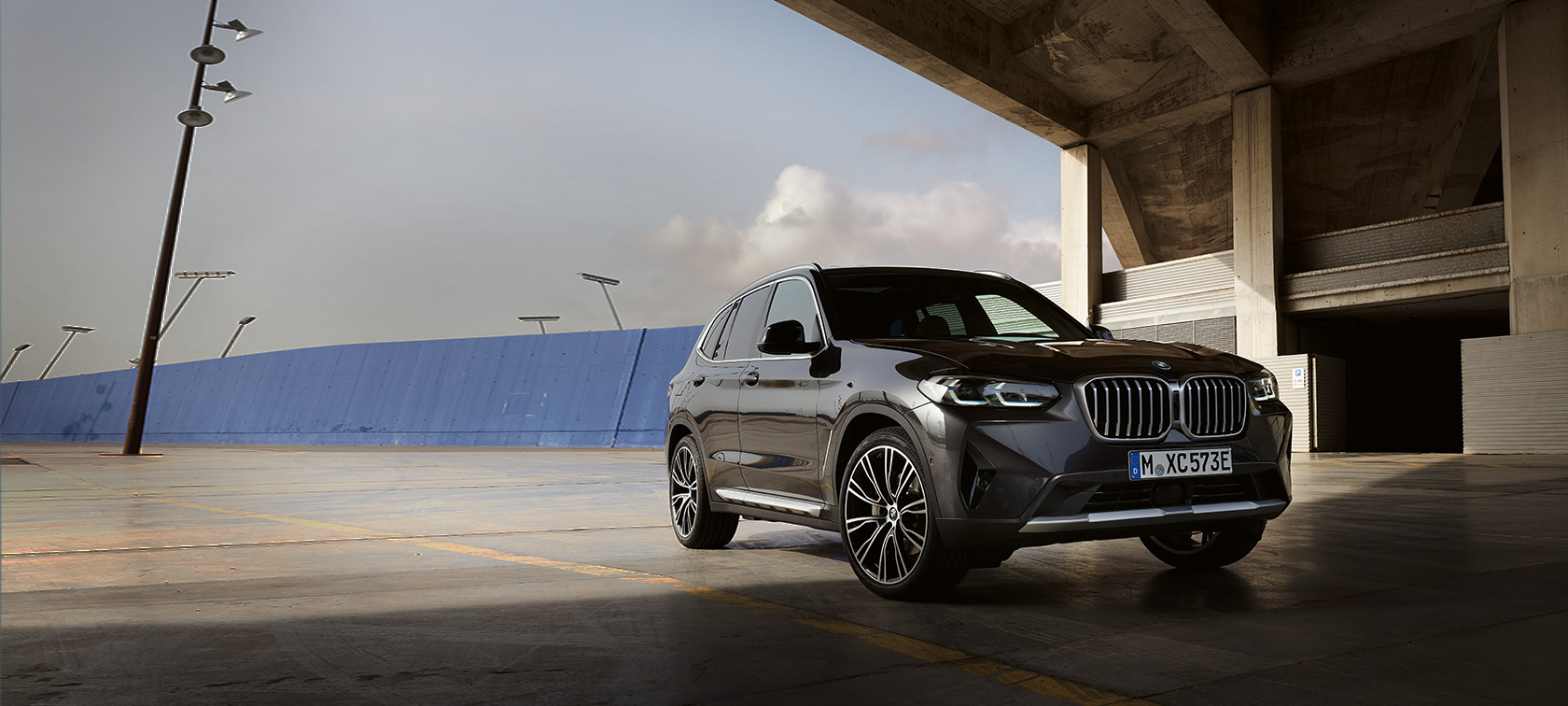 BMW X3 G01 Sophistograu vue de trois quarts avant devant hangar 2021