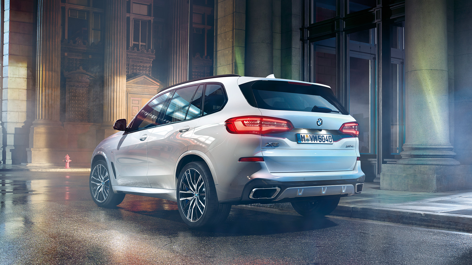 BMW X5 xDrive40i, vue de trois quarts arrière BMW X5 xDrive40i G05 2018, en Mineralweiß metallic, vue de trois quarts arrière
