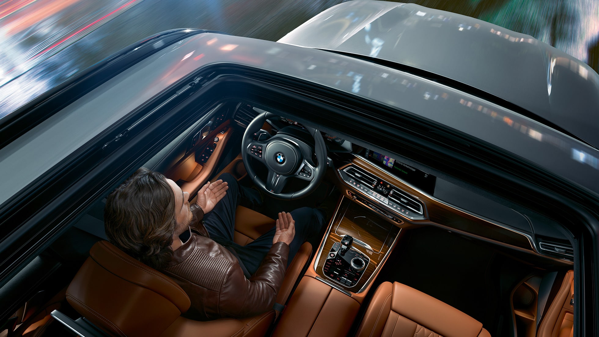 Vue à travers le toit panoramique de la BMW X5 BMW X5 G05 2018 en Mineralweiß metallic, vue en plongée à travers le toit panoramique