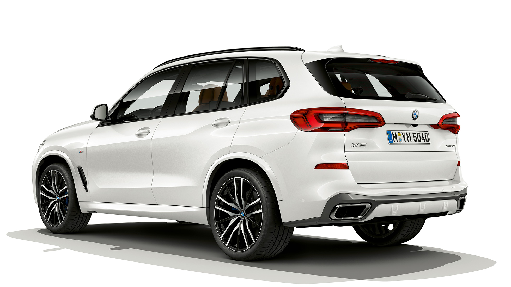 Modèle M Sport X de la BMW X5 xDrive40i, vue de trois quarts arrière Modèle M Sport de la BMW X5 xDrive40i G05 2018, en Mineralweiß metallic, vue de trois quarts arrière