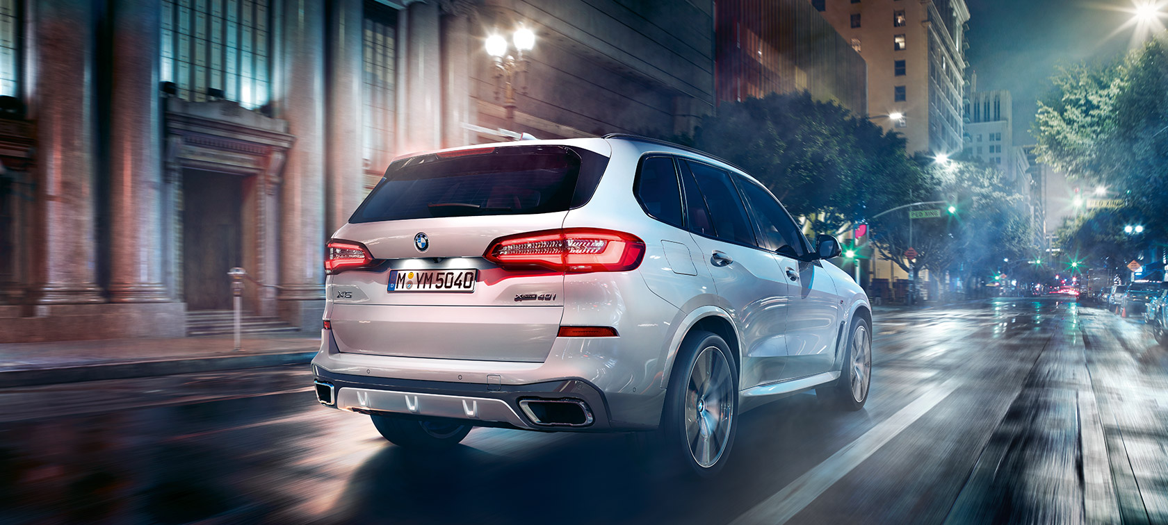 BMW X5, vue de trois quarts arrière, en mouvement BMW X5 G05 2018 en Mineralweiß metallic, vue de trois quarts arrière, en mouvement
