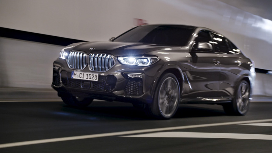 BMW X6 G06 2019 vue de trois quarts avant BMW X6 G06 2019 vue de trois quarts avant en conduite dans un décor urbain