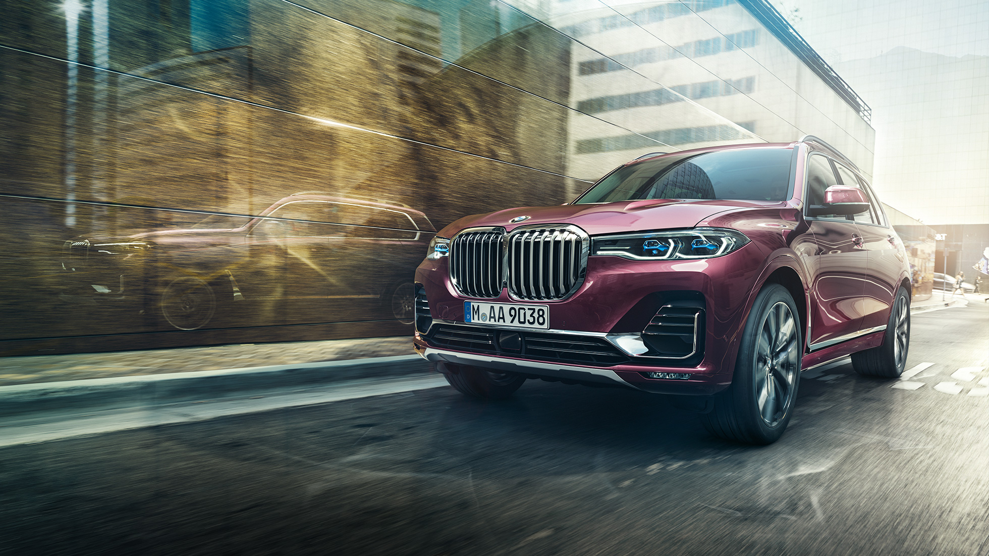 BMW Individual X7 xDrive40i, vue de trois-quarts avant BMW X7 en Ametrin Metallic en mouvement, de trois quarts face