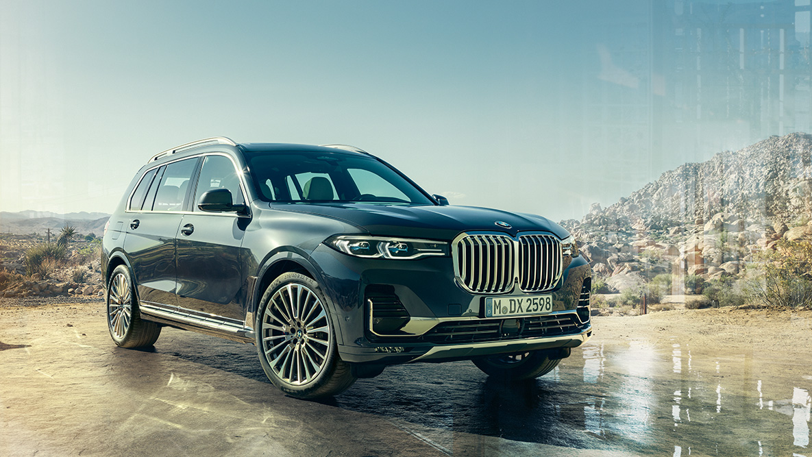 Extérieur de la BMW X7, vue de trois quarts avant Extérieur de la BMW X7 : vue de trois quarts avant, avec paysage de désert à l’arrière-plan