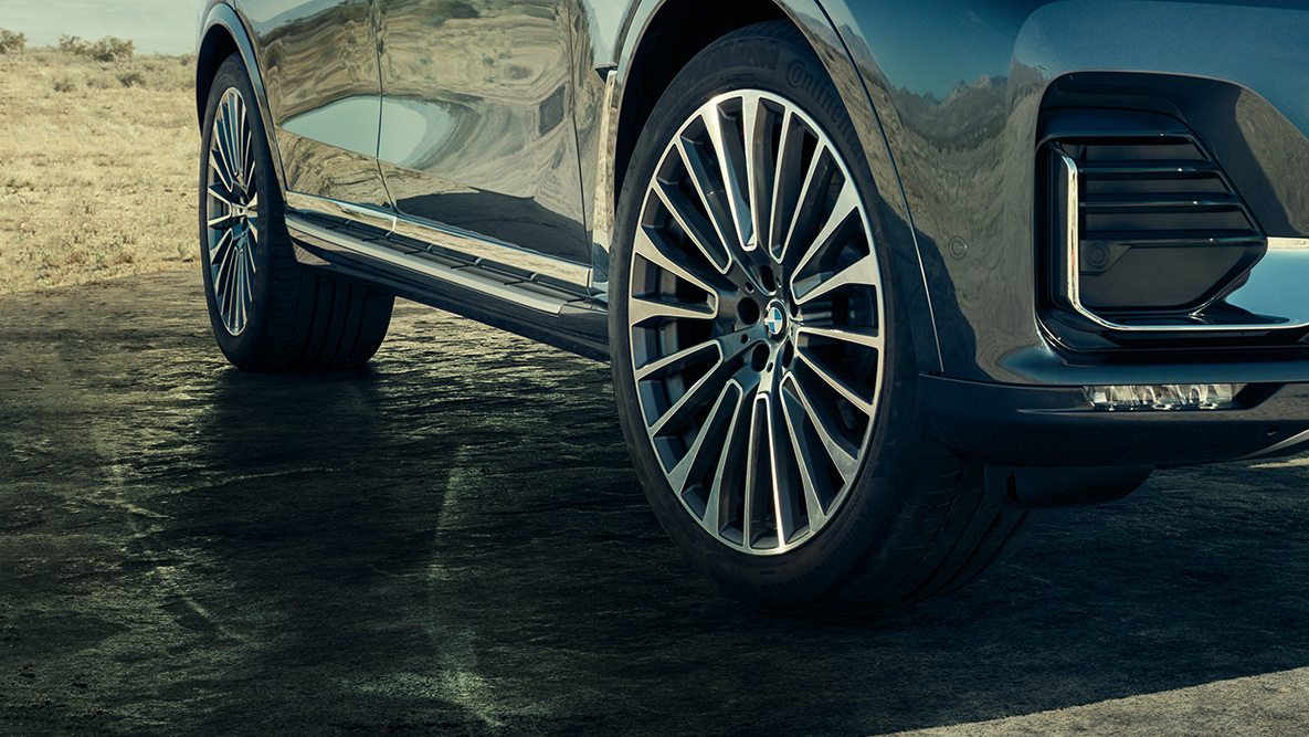 Jantes en alliage léger 22" Jantes en alliage léger de 22'' : vue de trois quarts avant de la BMW X7 avec mise en évidence des jantes.