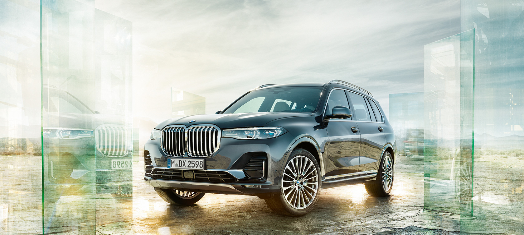 BMW X7 vue de trois quarts avant La BMW X7 vue de trois quarts avant, avec paysage de désert à l’arrière-plan