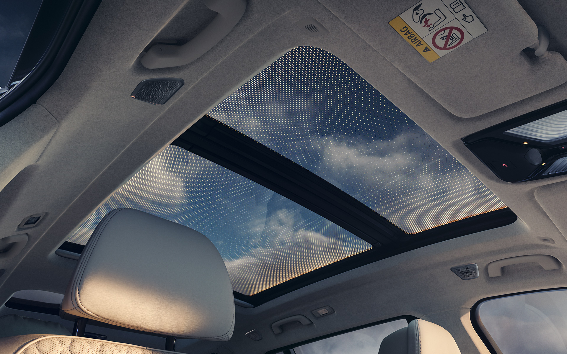 Habitacle de la BMW X7 G07 LCI – vue sur le toit ouvrant panoramique en verre Sky Lounge