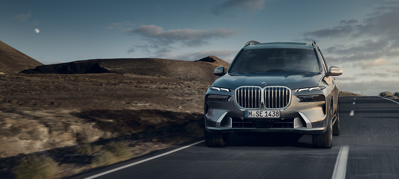 BMW X7 G07 LCI Design Pure Excellence Sparkling Copper Grey métallisé sur la route – vue de face 7/8