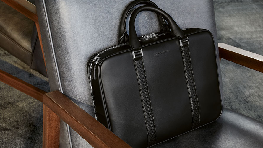 Attaché-case Montblanc pour BMW. La photo montre un attaché-case Montblanc pour BMW posé sur un fauteuil.