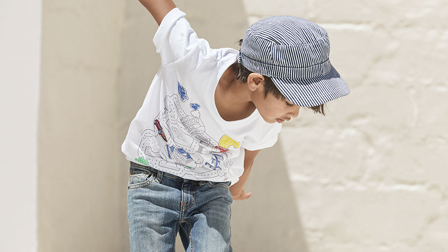 T-shirt enfant interactif BMW. L’enfant est présenté portant un T-shirt enfant interactif BMW de la Collection BMW Kids.