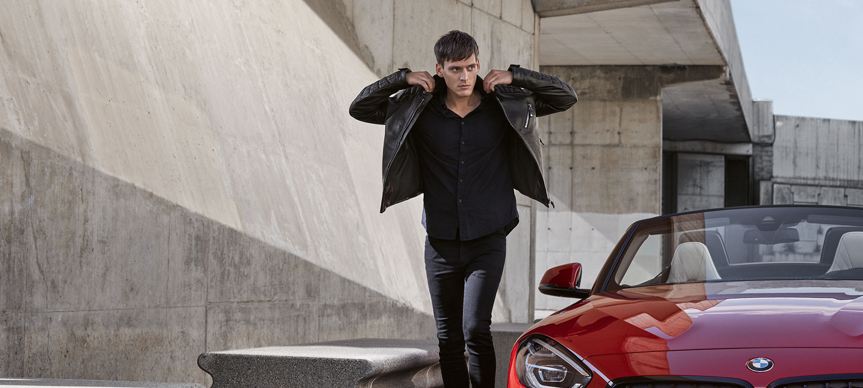 Veste en cuir Homme BMW. L’homme est présenté portant une veste en cuir BMW de la Collection BMW.