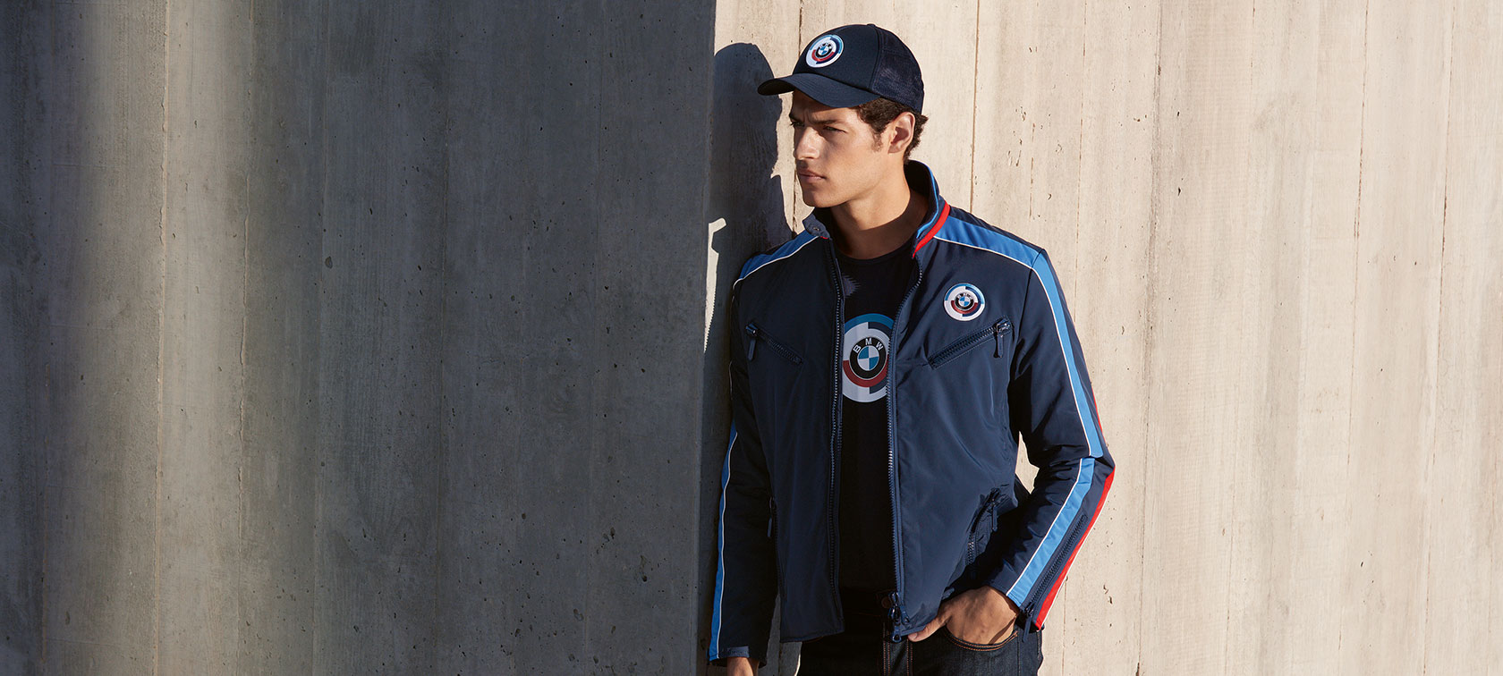 Veste Homme BMW Classic Motorsport. L’homme est présenté portant une veste BMW Classic Motorsport de la Collection BMW Classic.