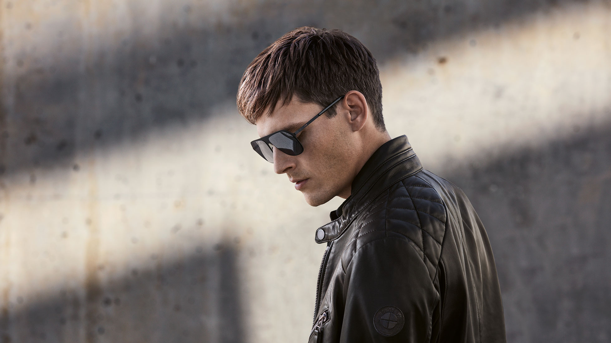 Veste en cuir Homme BMW. Vue de profil d’un homme portant une veste en cuir de la Collection BMW.