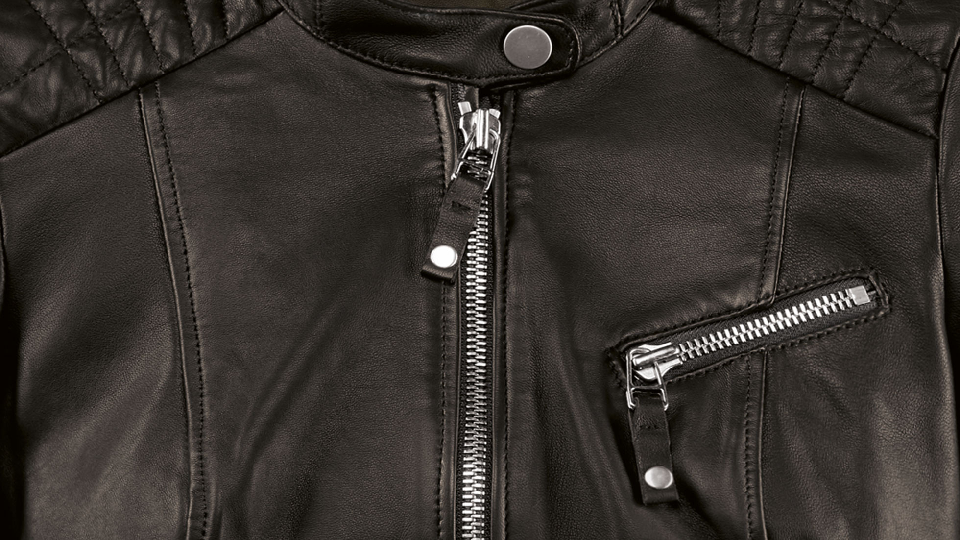 Veste en cuir femme BMW. La photo montre un detail de la fermeture-éclair de la veste en cuir femme BMW.