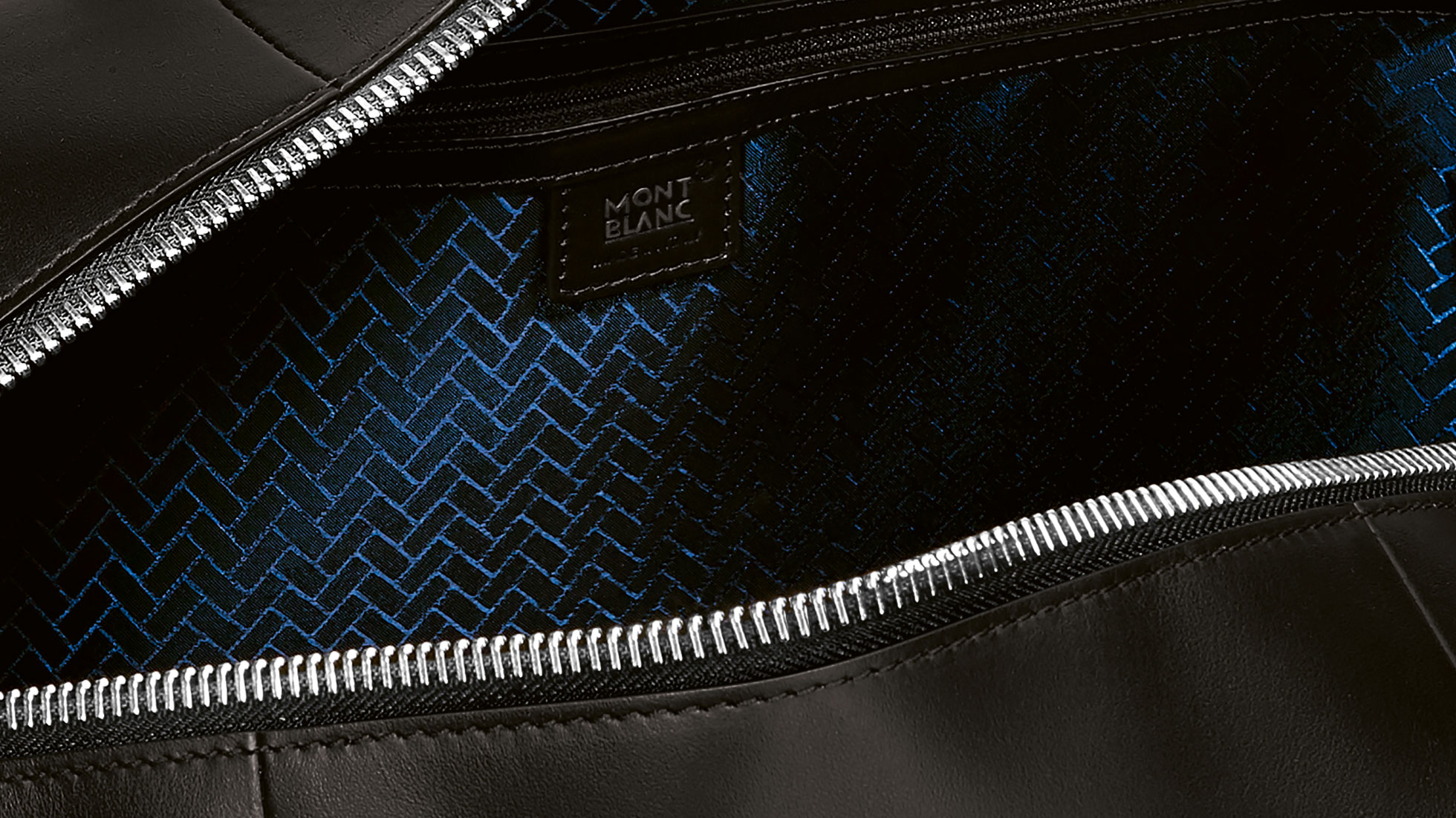 Housse de passeport Montblanc pour BMW. La photo montre un gros plan sur les motifs apparaissant à la surface du sac de sport Montblanc pour BMW.