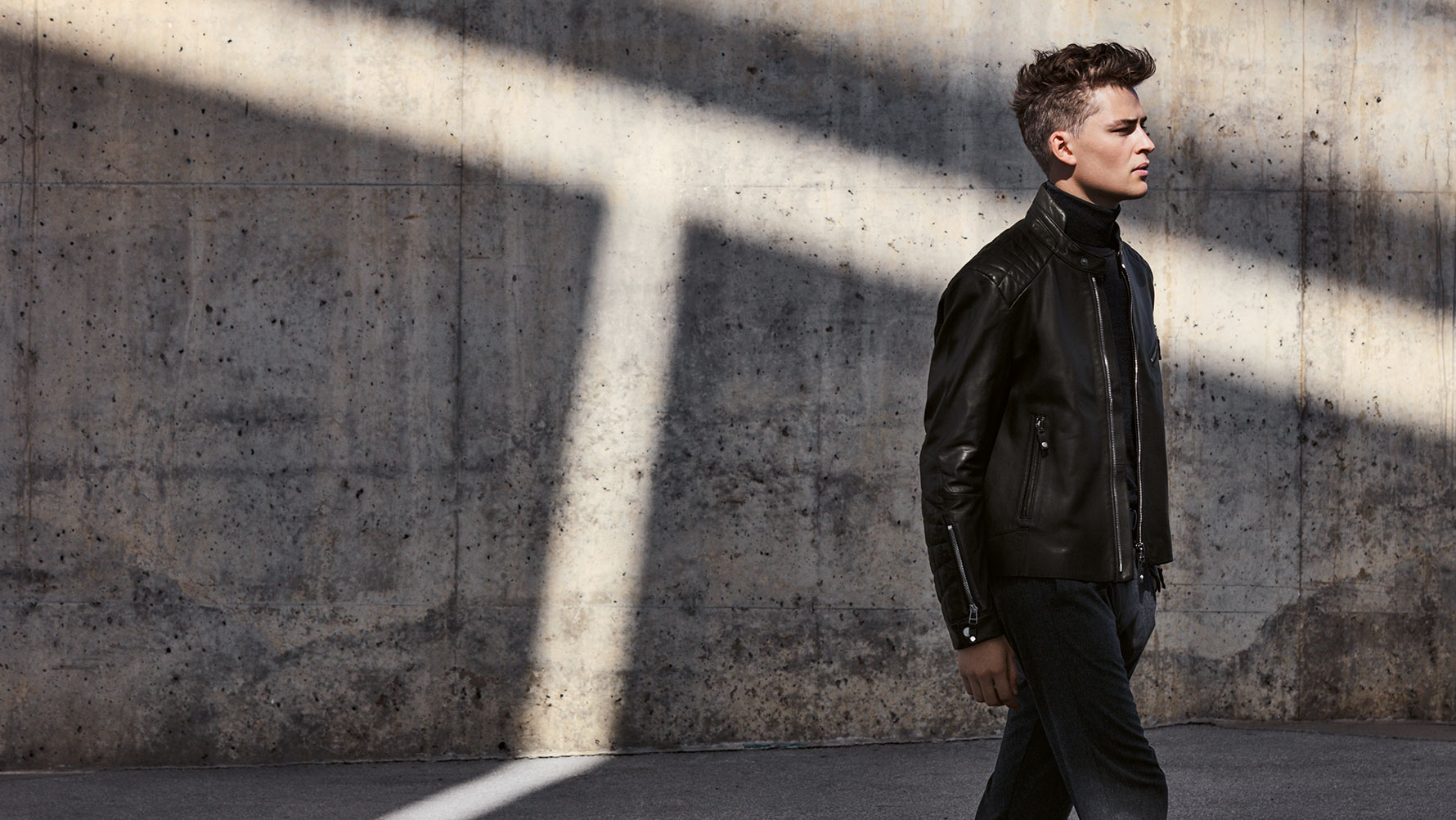 Le modèle homme présente une veste en cuir de la Collection BMW. Le modèle homme présente une veste en cuir de la Collection BMW.