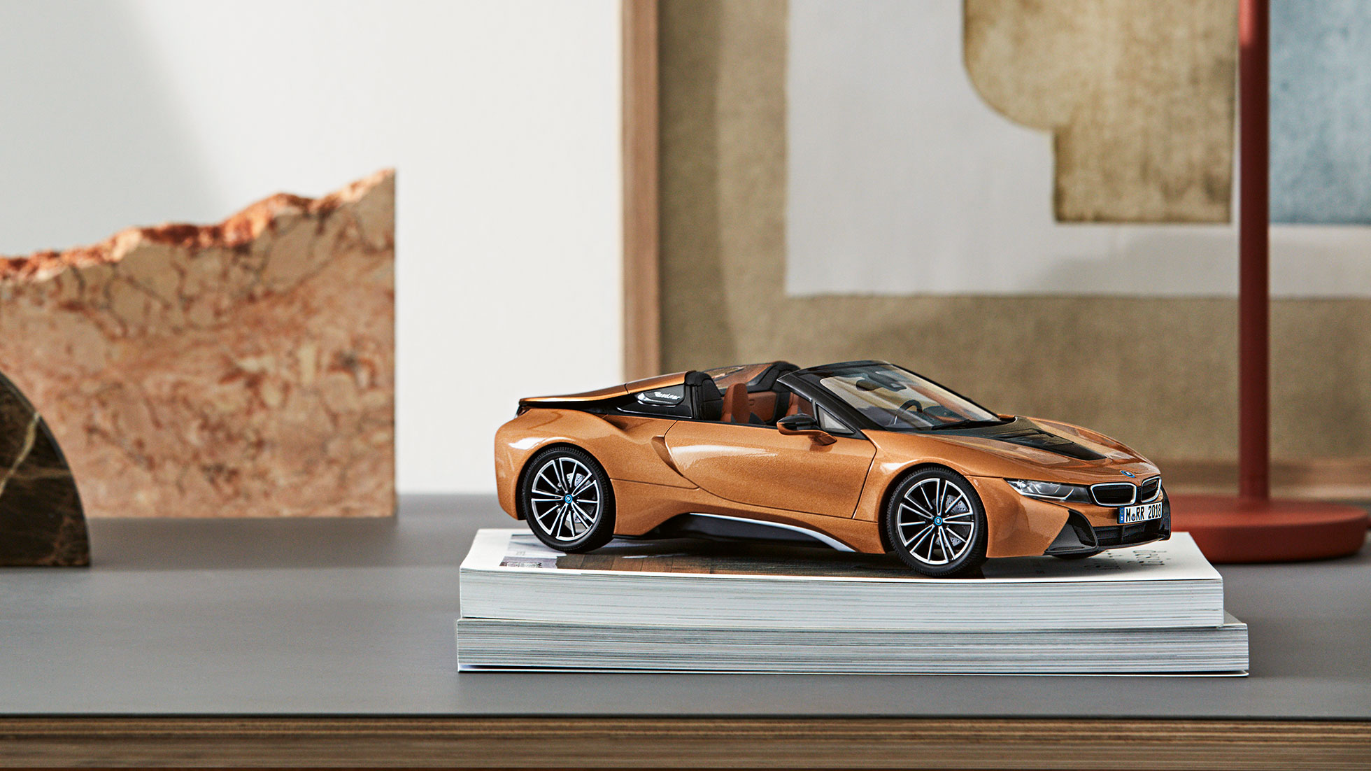 Miniatures BMW. La photo montre une miniature de la BMW i8 Roadster.