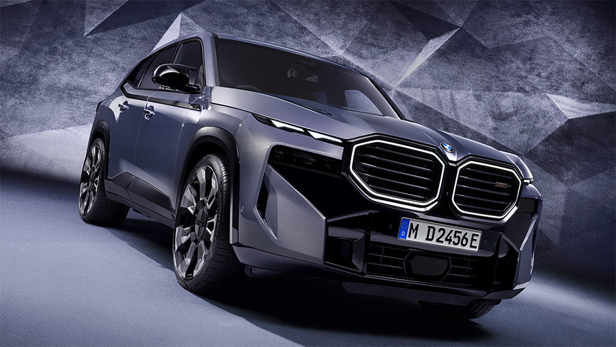 BMW XM G09 2022 BMW Individual Sepia metallic vue de trois quarts face en coupe à l’arrêt