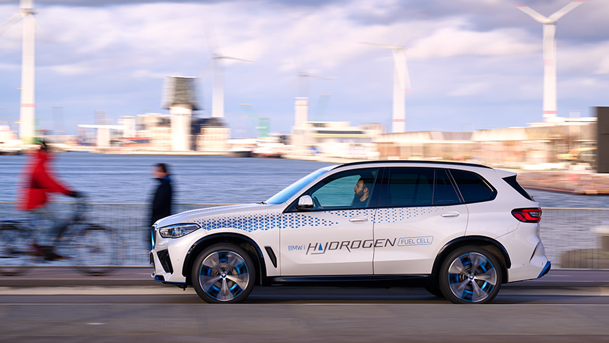 BMW iX5 Hydrogen G05 véhicule à PAC BMW iX5 Hydrogen G05 véhicule à PAC vue de profil en mouvement