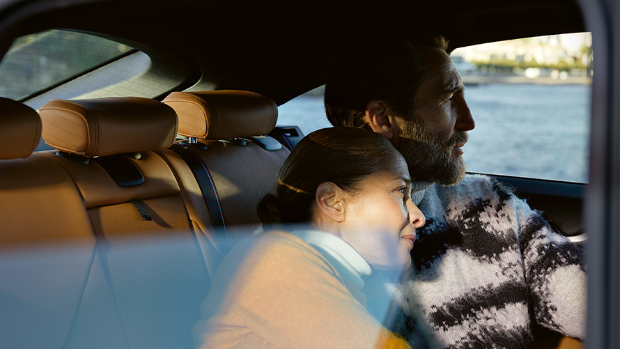 Femme et homme assis dans BMW et regardant par la fenêtre Extension de garantie BMW, femme et homme assis dans BMW et regardent par la fenêtre