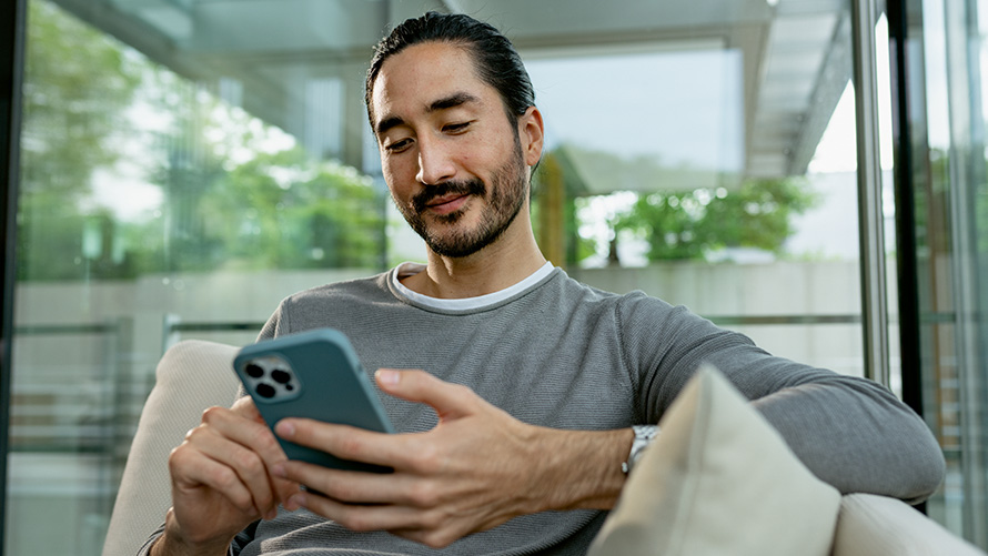 Prise de rendez-vous BMW Online, un homme utilise son smartphone Un homme utilise son smartphone