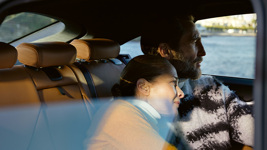 BMW Extended Warranty BMW Extended Warranty, homme et femme s’appuient l’un contre l’autre sur la banquette arrière
