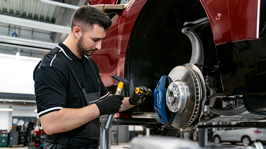 Prestations de BMW Serenity Plus Le mécanicien BMW Serenity Plus travaille sur les freins