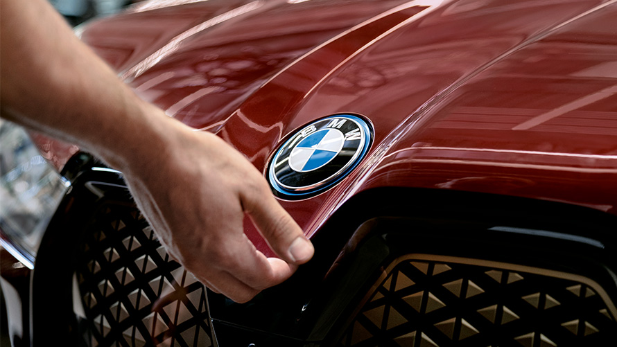 Prestations de BMW Serenity BMW Serenity Emblème BMW sur la BMW iX